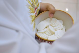 Selon l'abbé Vincent Lafargue, le célibat ne rend pas la majorité des prêtres malheureux (image d'illustration)